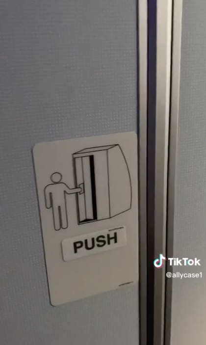 El instructivo que hay afuera del baño de un avión