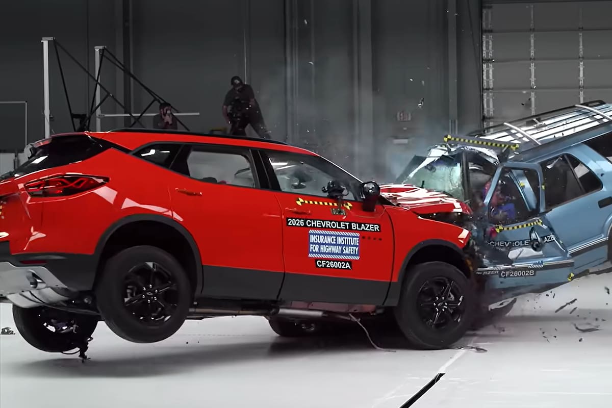 El Insurance Institute for Highway Safety (IIHS) enfrentó un Chevrolet Blazer de 1996 contra un Blazer 2026 en una versión especial de su ensayo frontal