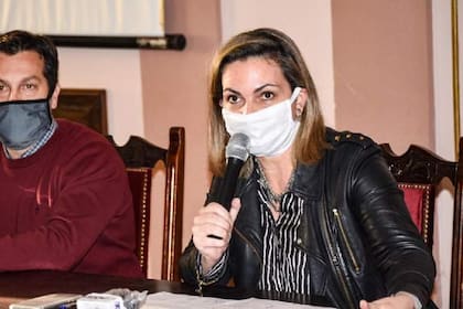 El intedente municipal Arturo Rojas y la secretaria de Salud, Ruth Kalle, confirmaron los nuevos casos de coronavirus en Necochea (Foto: Cuatro Vientos)