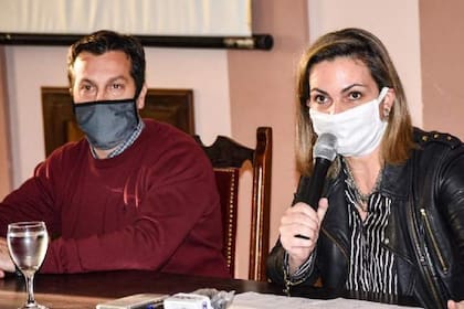 El intedente municipal Arturo Rojas y la secretaria de Salud, Ruth Kalle, confirmaron que hay seis nuevos casos de coronavirus en Necochea.