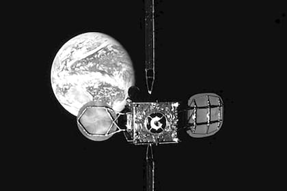 El Intelsat-901, lanzado al espacio a principios de siglo, visto desde el MEV-1 que le lleva combustible; de fondo se ve la Tierra