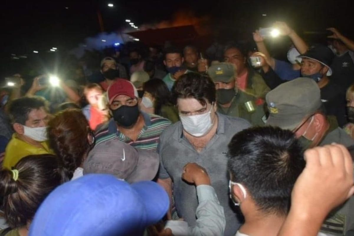 El intendente Celauro fue el sábado a dialogar con los manifestantes que cortan la ruta. "Fue cambiando la gente, se fueron los que comenzaron la protesta y quedaron los exaltados", dijo a LA NACION.