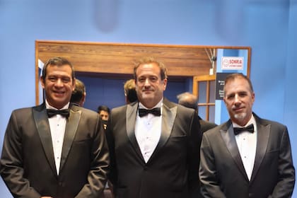 El intendente de Añelo, Fernando Banderet (izquierda), viajó acompañado de dos representantes de cámaras empresariales, Ignacio Iranzi y Raúl Martin