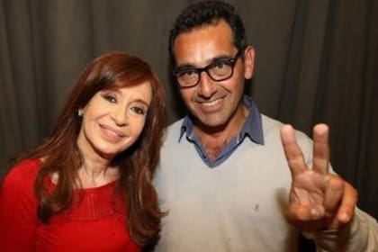 El intendente de Azul, Nelson Sombra, de Unión por la Patria (UxP), con Cristina Kirchner