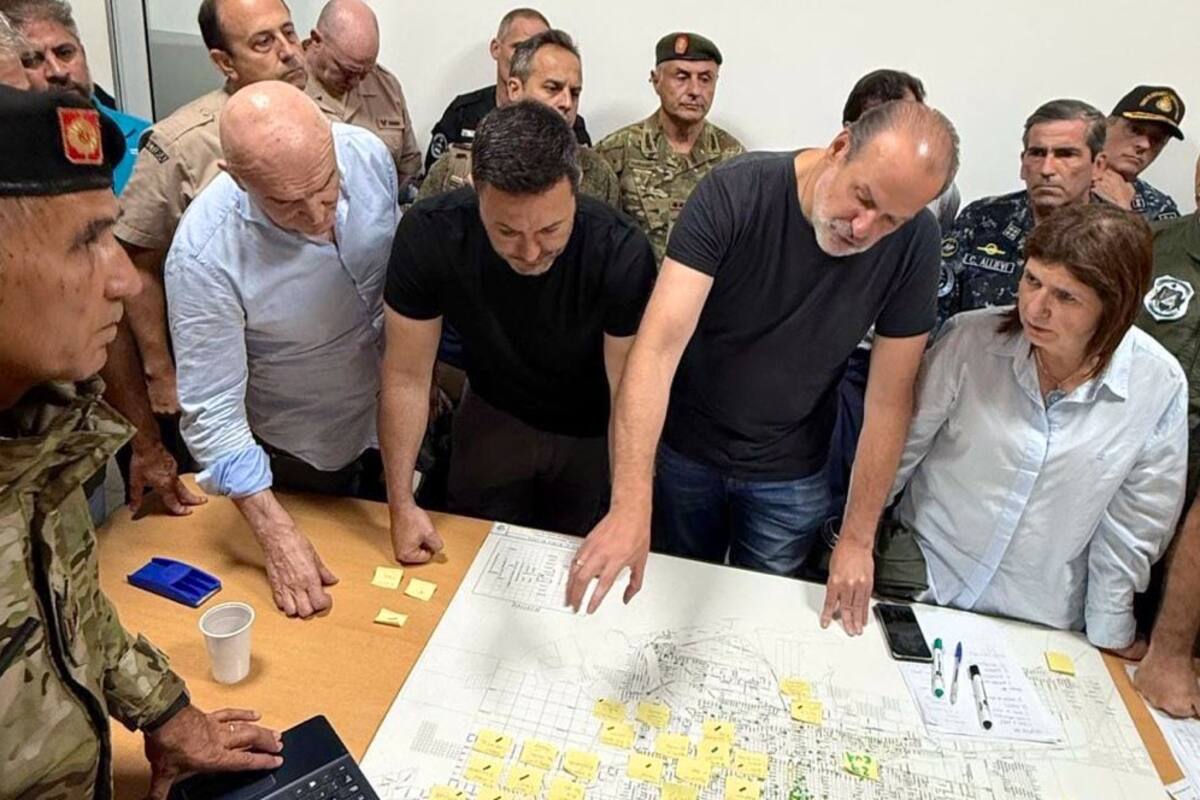 El intendente de Bahía Blanca, Federico Susbielles, muestra el plano de la ciudad a los ministros Bullrich y Petri