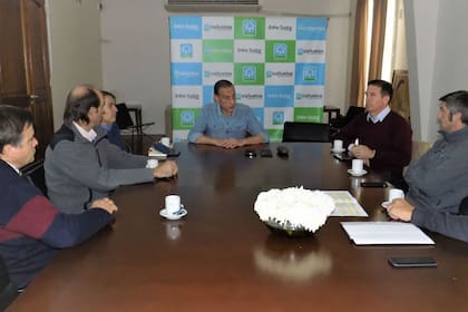 El intendente de Cañuelas, Gustavo Arrieta (centro) en una reunión con consignatarios y desarrolladores