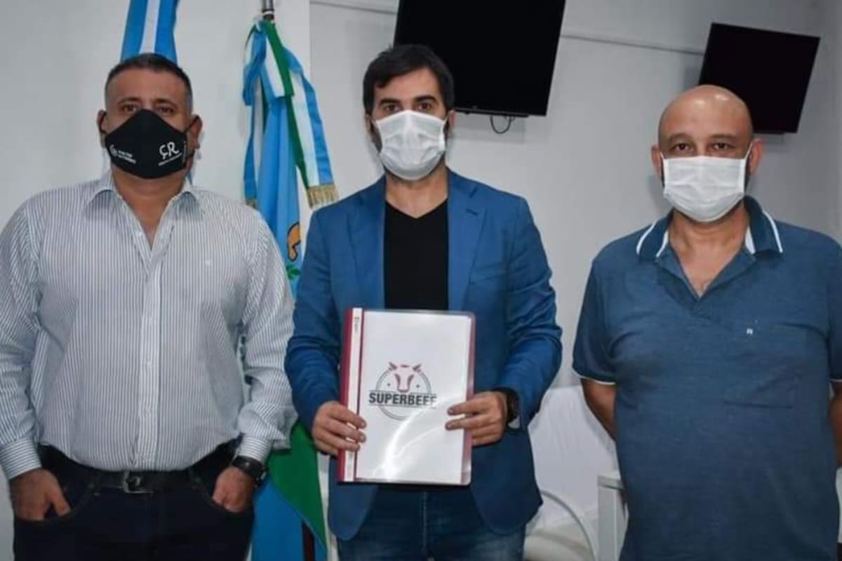 El intendente de Castelli, Francisco Echarren, junto a los dueños del frigorífico Superbeef, Víctor Irigoyen y Javier Horacio Serraino, con quienes llevará adelante el acuerdo de carne vacuna a cortes populares