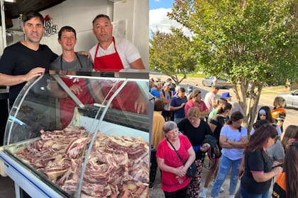 El intendente de Castelli, Francisco Echarren, estuvo en una carnicería donde se vende el asado a 2900 pesos el kilo