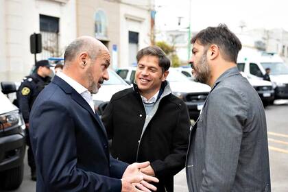 El intendente de Ensenada, Mario Secco; el gobernador Axel Kicillof y su asesor Carlos Bianco