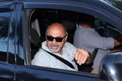 El intendente de Ensenada y presidente del Frente Grande, Mario Secco, al ingresar al encuentro