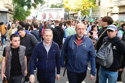 El intendente de Esteban Echeverría, Fernando Gray, en la marcha universitaria