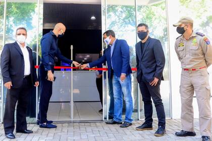 El intendente de Foz de Iguazú.(saco celeste) inauguró el lunes una tienda duty free. La localidad tiene circulación comunitaria, con 57 contagios y 2 fallecidos.