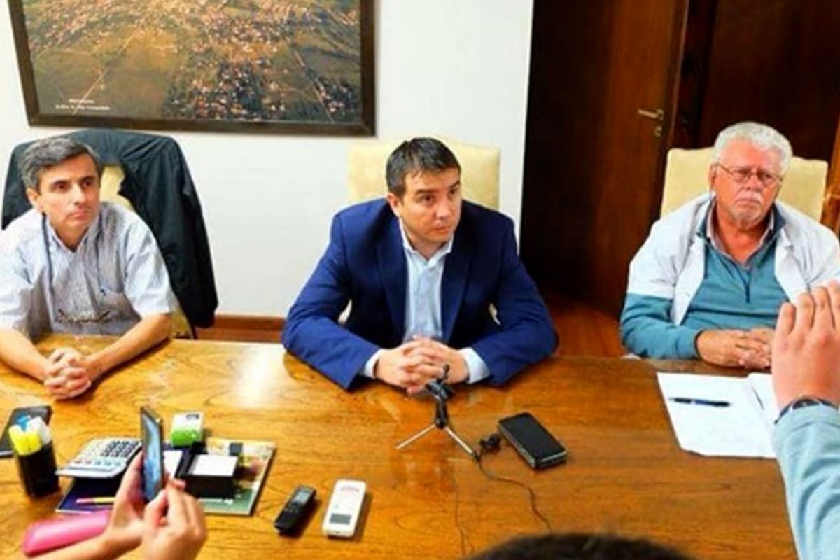 El intendente de La Cumbre, Pablo Alicio, junto a funcionarios de epidemiología