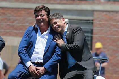 El intendente de La Matanza, Fernando Espinoza, con el gobernador bonaerense, Axel Kicillof, durante un acto de entrega de viviendas