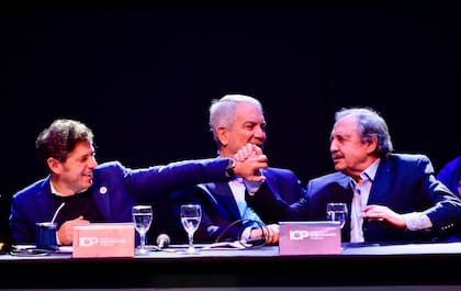 El intendente de La Plata, Julio Alak, en medio de Kicillof y Ricardo Alfonsín