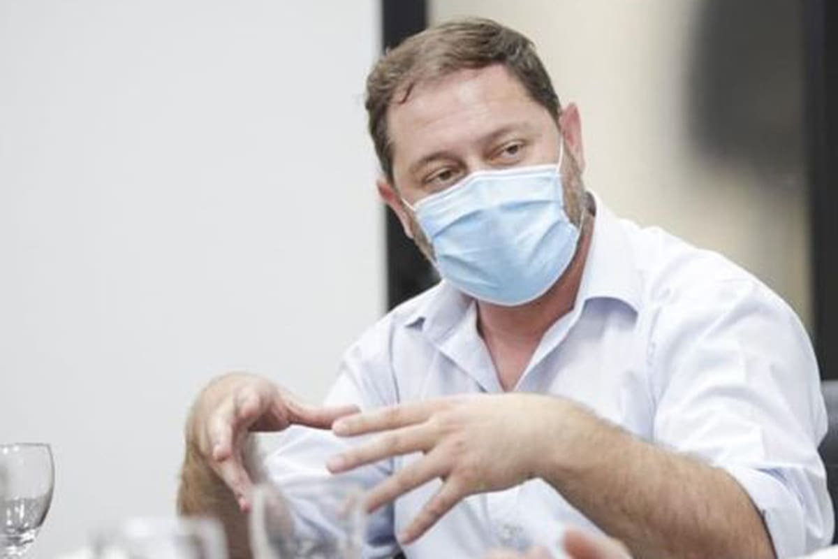 El intendente de Lincoln fue trasladado a Junín y se llevó un respirador del hospital local.