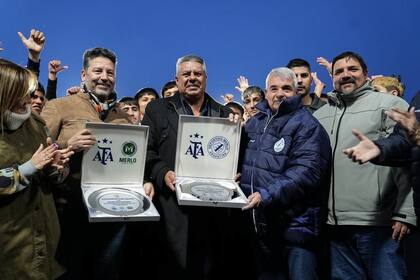 El intendente de Merlo, Gustavo Menéndez junto al titular de la AFA, Claudio "Chiqui" Tapia