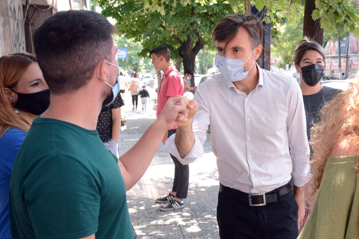 El intendente de Morón, Lucas Ghi, en una recorrida con jóvenes
