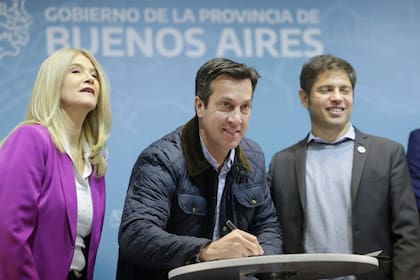 El intendente de Necochea, Arturo Rojas, en el centro, junto al gobernador y la vicegorbernadora bonaerense, Axel Kicillof y Verónica Magario