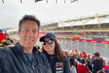 El intendente de Necochea, Arturo Rojas, junto a su hija en Interlagos