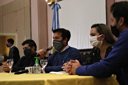 El Intendente de Necochea, Arturo Rojas, junto a la secretaria de salud