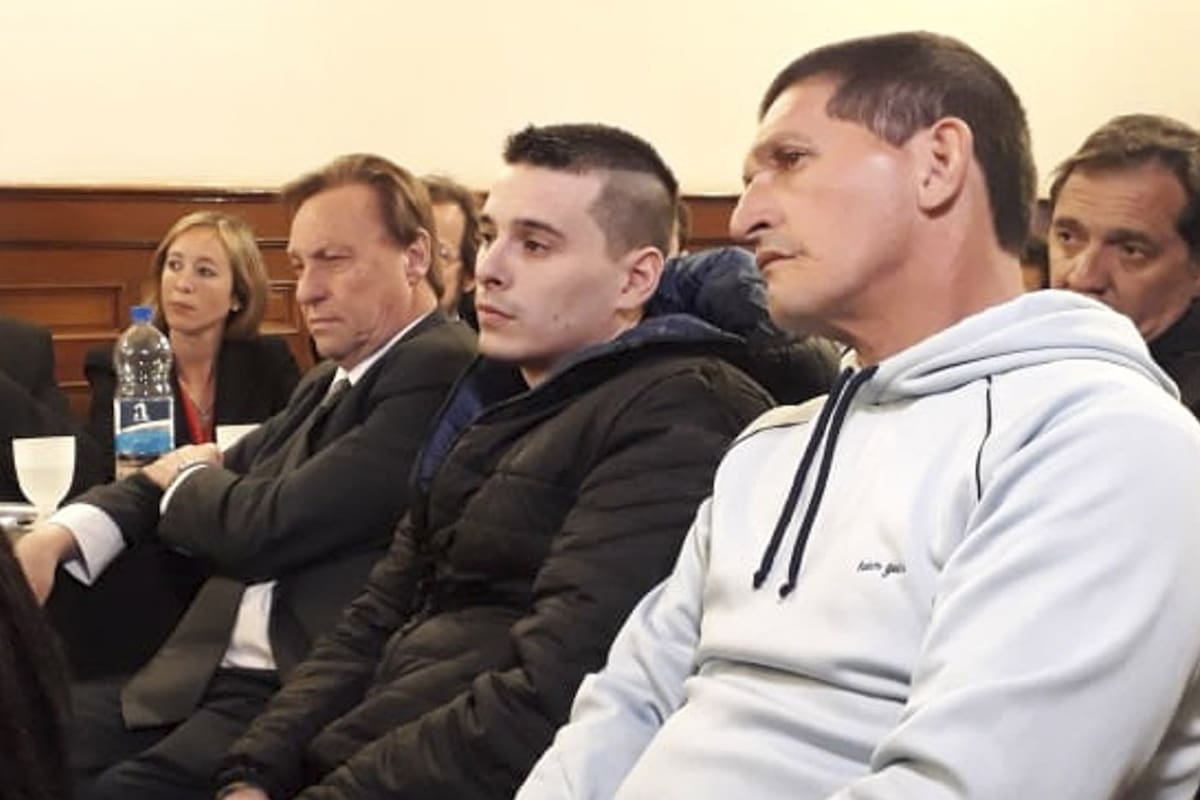 El intendente de Paraná, Sergio Varisco (con traje) escuchó ayer la acusación en su contra