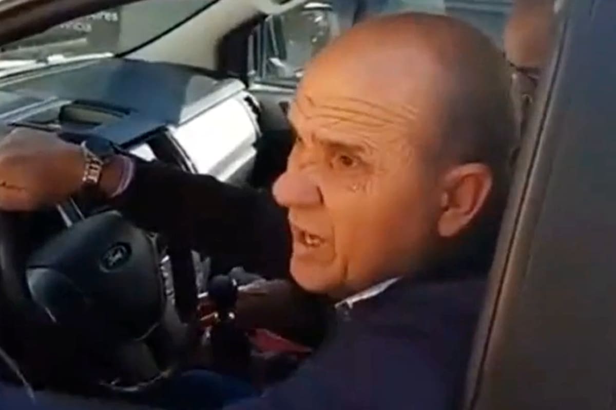 El intendente de Pehuajó, Pablo Zurro, al encontrarse con manifestantes cerca de la Municipalidad