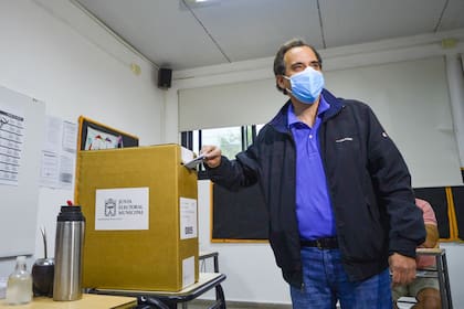 El peronista Juan Manuel Llamosas, intendente de Río Cuarto, busca la reelección en alianza con el kirchnerismo; se trata de la primera elección "grande" en medio de la pandemia