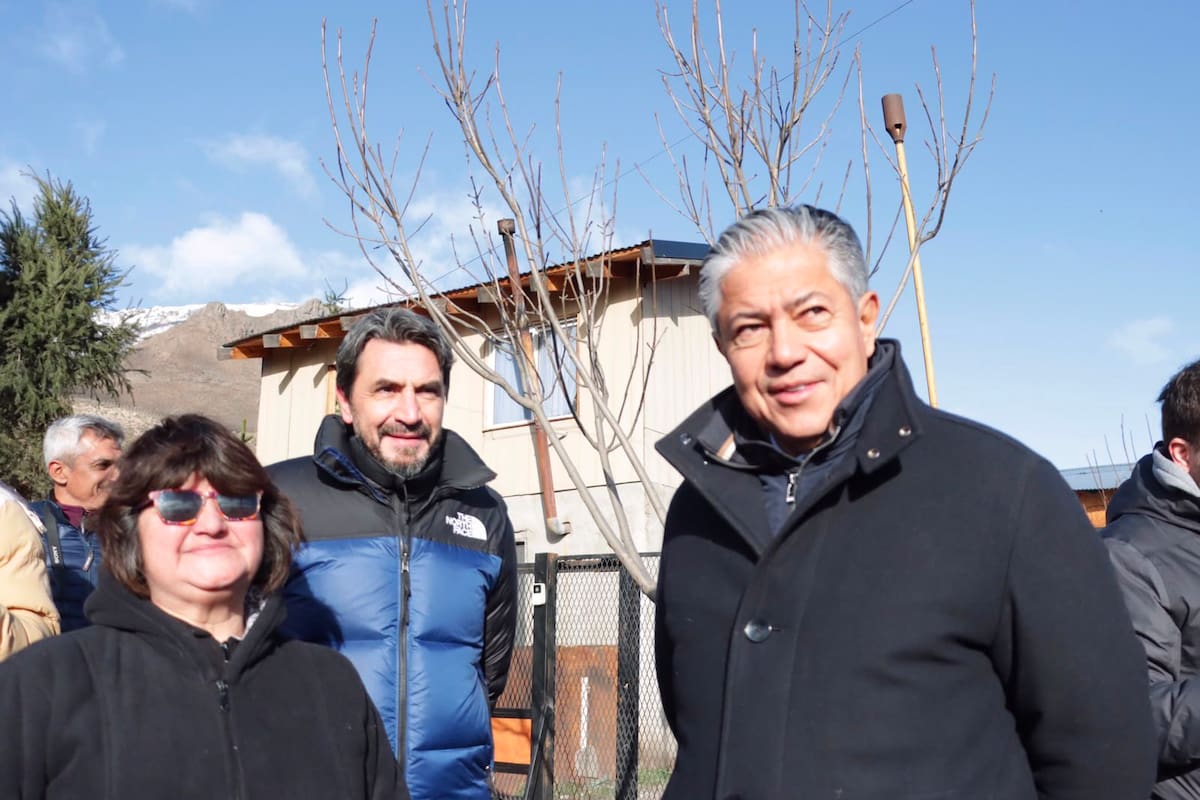 El intendente de San Martín de los Andes, Carlos Saloniti (atrás con campera), junto al gobernador Rolando Figueroa