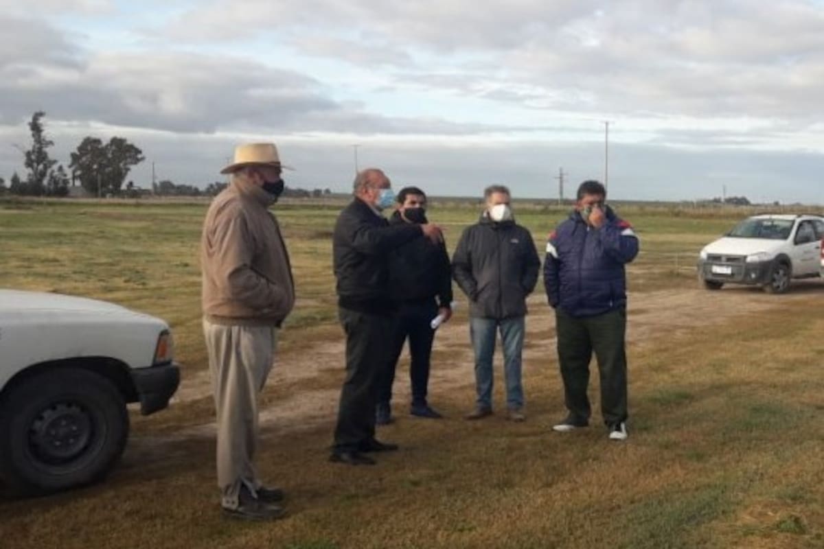 El intendente de Tres Arroyos, Carlos Sánchez (con barbijo celeste), recorrió el terreno sobre el que se ampliará el cementerio.