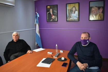El intendente Federico Bodlovic y su padre, el diputado José Bodlovic, ambos vacunados contra el Covid-19, gobiernan la localidad santacruceña de Luis Piedrabuena desde 1999
