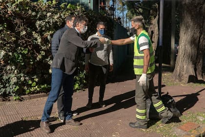 El intendente Gustavo Posee conversa con los vecinos y recuperadores. Lo recolectado se destina a la Asociación Cooperadora del Hospital Materno Infantil