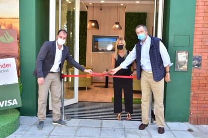 El intendente Javier Reynoso; Silvia Tenazinha, gerenta de Banca Comercial de Santander, y Enrique Cristofani, presidente del directorio del banco, en la inauguración de la oficina comercial exclusiva para el agro