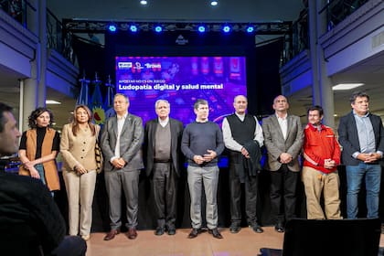 El intendente Mariano Cascallares (PJ), junto a monseñor Ojea y Facundo Manes (UCR), entre otros, durante una jornada sobre ludopatía.