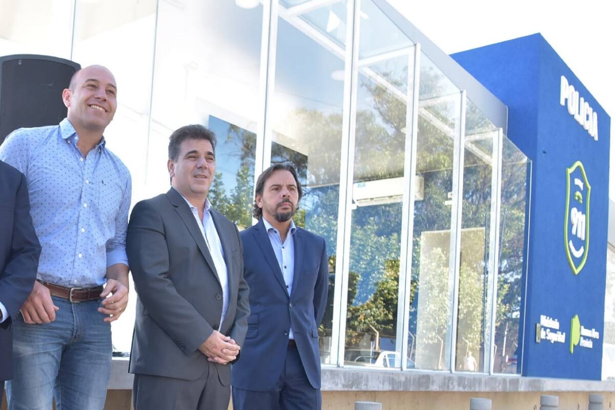 El intendente Martiniano Molina; el ministro de Seguridad bonaerense, Cristian Ritondo, y el secretario de Planificación e Inteligencia Criminal, Vicente Ventura Barreiro, en la inauguración del nuevo destacamento en Quilmes