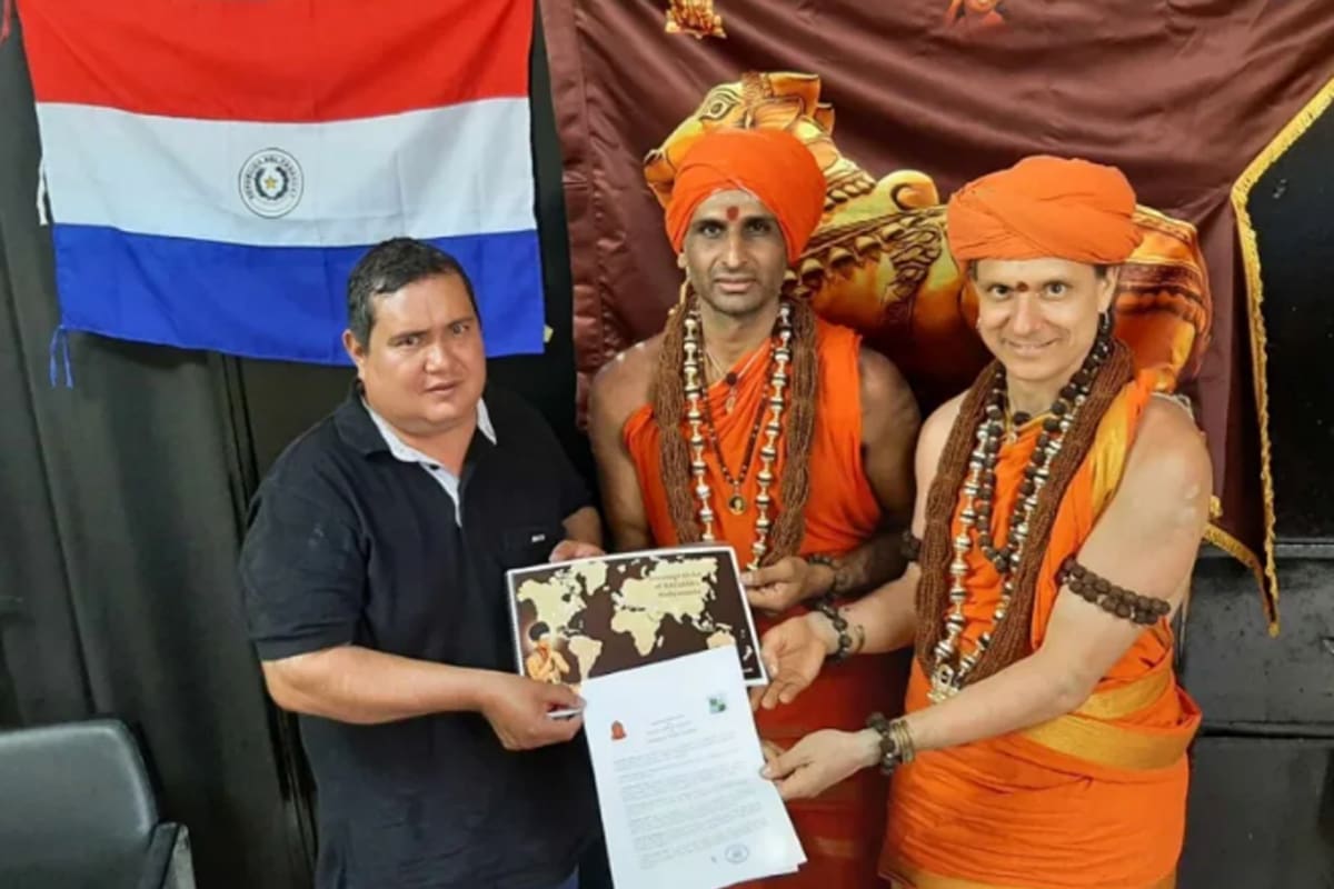 El intendente paraguayo de Karapai, Amambay, Ezequiel Ayala, con los supuestos representantes de Kailasa