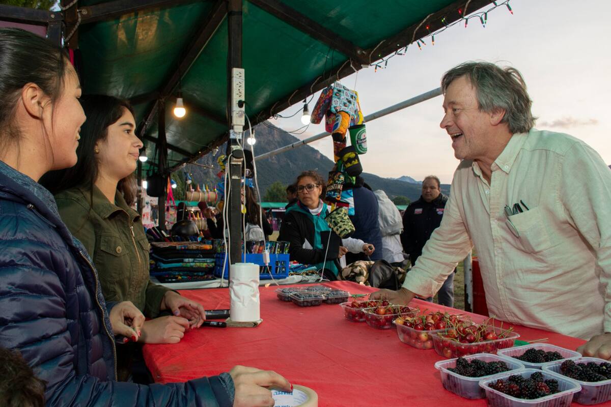 El intendente Pol Huisman visita los expositores durante el evento