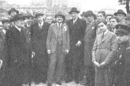 El intendente porteño Mariano de Vedia y Mitre (centro) junto con otros funcionarios inaugura la ampliación de la Plaza Lavalle, en septiembre de 1937