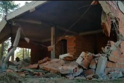 El intendente publicó en su cuenta de Twiter un video en el que se realizaba la demolición de una vivienda construida en una propiedad privada