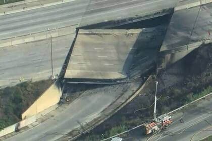 El intenso calor del incendio del camión cisterna ocasionó que la estructura se derrumbara