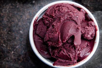 El intenso color del helado de azaí, fruto con muchos nutrientes