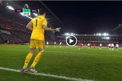 El intento distractivo de Dibu Martínez en el penal de Mohamed Salah