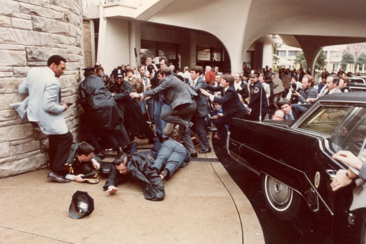 El intento fallido contra Ronald Reagan en Washington en 1981. (Photo by Hulton Archive/Getty Images)