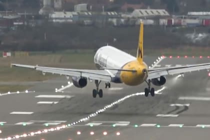El intento fallido de aterrizar de un avión de Ryanair