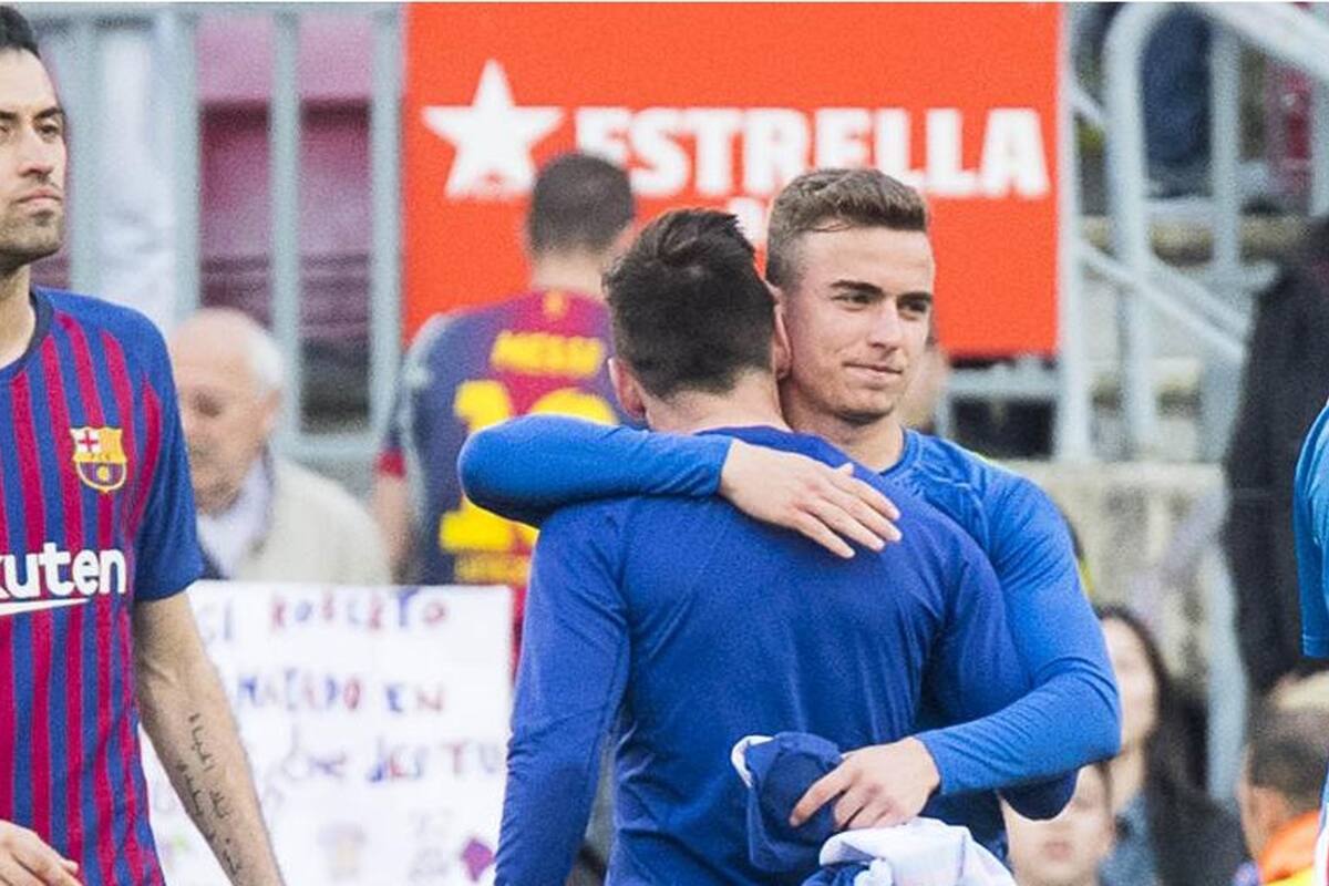 El intercambio de la camiseta de Pedrosa con Messi, tras el partido entre Barcelona y Espanyol