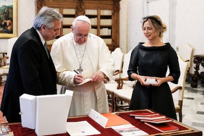 Además, Francisco le firmó a Fernández la exhortación Christus Vivit, y el mensaje de la Jornada Mundial de la Paz de este año