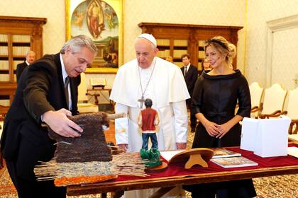 El intercambio de regalos entre Francisco y Alberto Fernández, junto a Fabiola Yáñez