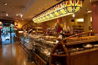 Bariloche. El histórico local de chocolates, helados y una pista de patinaje