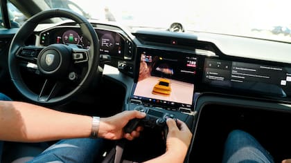 El interior combina tres pantallas digitales con controles físicos