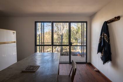 El interior con gran puerta corrediza al exterior ofrece diversidad de funciones según la necesidad